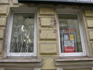 Часть фасада между окнами была сильно разрушена, по словам нашего заказчика, на том месте висела реклама, и после ее  демонтажа остались вот такие разрушения.