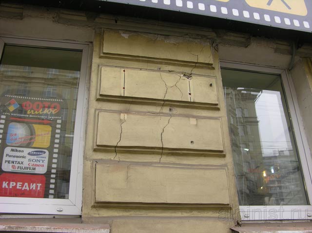 Еще  фото, где видно, что было с фасадной частью здания, после демонтажа рекламной конструкции; глубокие сколы и бухтящая штукатурка.