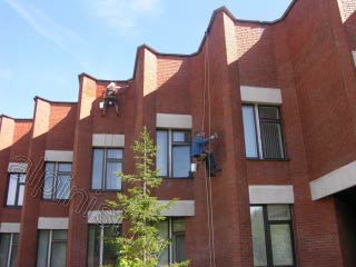 Наши промышленные альпинисты дочищают одну стену здания.