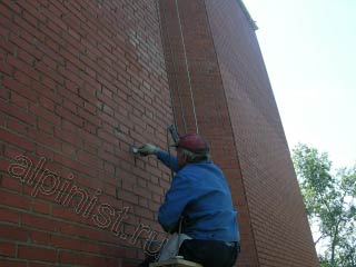 На кирпичном здании по ул. Юности наши альпинисты не только очищали фасад от высолов, но и частично расшивали швы между кирпичами.