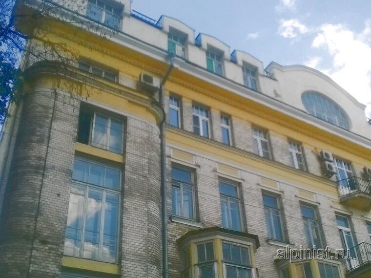 На карнизе левой части фасада здания компания Альпинист.ру ремонт завершила – карниз восстановлен и окрашен