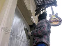 Сейчас наш специалист шпатлюет откосы фасадной шпатлевкой, предварительно откосы были оштукатурены.