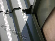 На данной фотографии часть ложного балкона, облицованная металлическими листами, видно, что примыкания листов между собой и стеной не герметичичны
