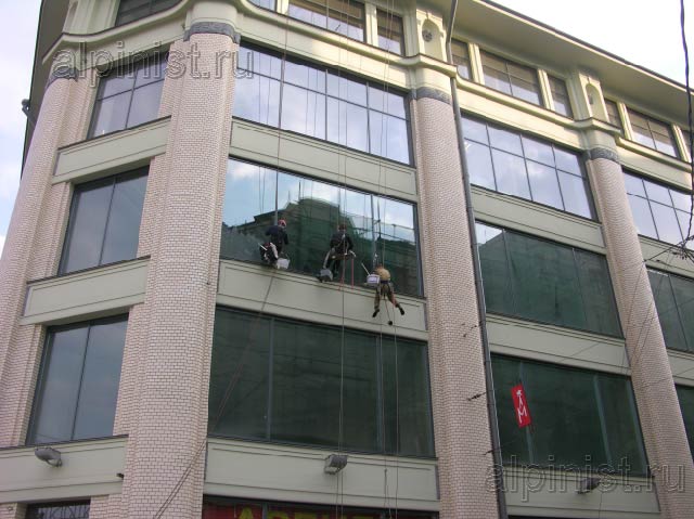 промышленные альпинисты по несколько раз промывали окна чистой водой