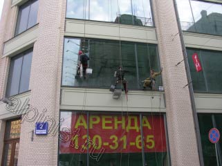 На этой фотографии очень хорошо видна разница между мытыми и немытыми окнами, для мойки фасадов и окон наши специалисты применяют технику промышленного альпинизма.