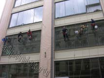 В настоящий момент наши промышленные альпинисты завесились на двух последних оконных проемах, и смывают шубками грязь со стекол, осталось вымыть по одному окну второго этажа