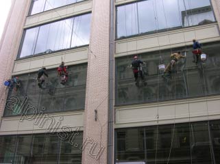 В настоящий момент наши промышленные альпинисты завесились на двух последних оконных проемах, и смывают шубками грязь со стекол, осталось вымыть по одному окну второго этажа.