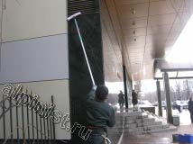 Наш специалист в настоящий момент моет часть мраморной стены у центрального входа в гостиницу, на фото показано, как он промывает стену шубкой и использует  для этого 2х метровый удлинитель