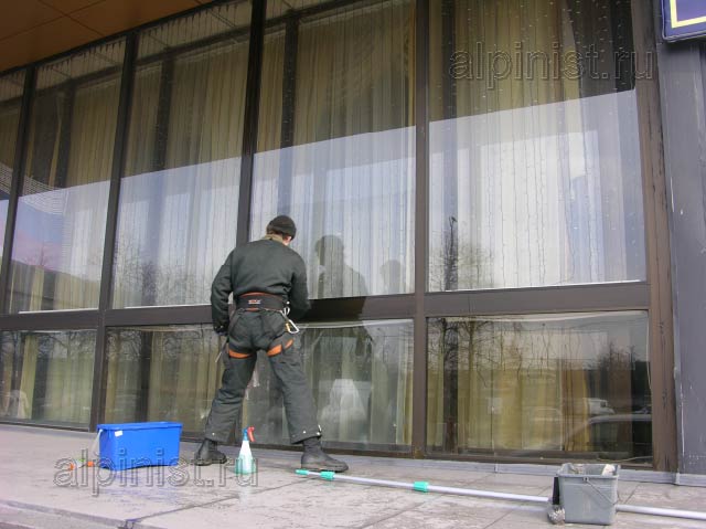 во время мойки фасадов и окон мы промываем не только стекла, но и оконный профиль