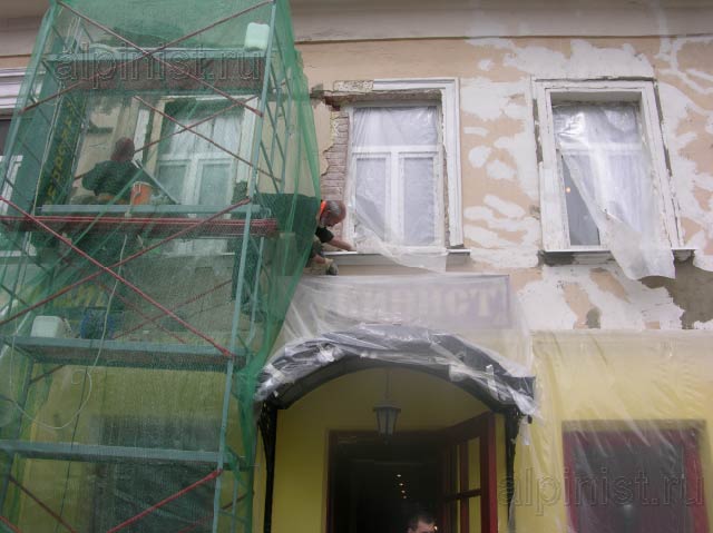 штукатуры-маляры сейчас накидывают раствор на откосы и расшивают трещины на фасаде.