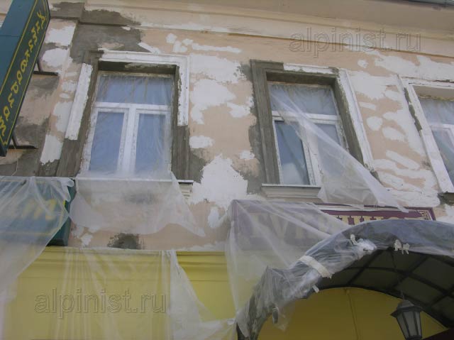 штукатур-маляр вывел откосы раствором и восстановил архитектуру  на поверхности фасада.