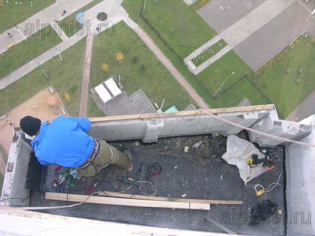специалист нашей компании подбирает доску обрешетки крыши  необходимого размера для крепления ее к внешней части балкона