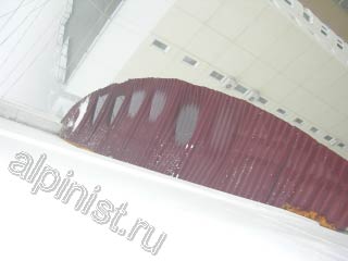 На фотографии показан балкон последнего этажа, крыша которого покрыта ондулином, крыша под снегом и дождем деформировалась