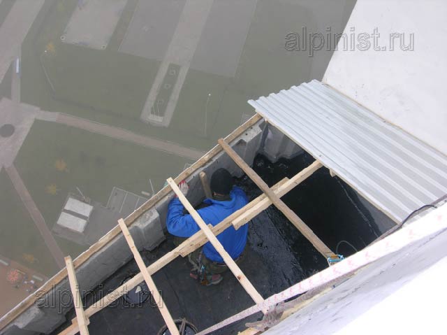 наш мастер зачистил балконную плиту от мусора, загерметизировал швы снаружи и внутри ложного балкона и сейчас промазывает низ плиты  кровельной битумной мастикой