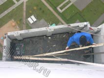 Применяя технику промышленного альпинизма наш специалист спустился на плиту ложного балкона, демонтировал покрытие крыши, а сейчас демонтирует обрешетку