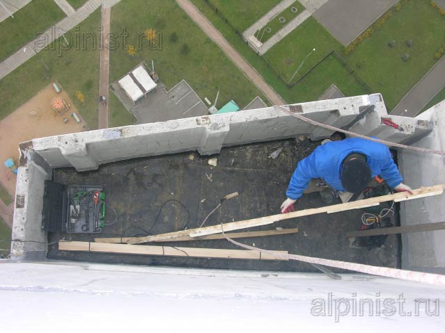 наш специалист спустился на плиту ложного балкона, демонтировал покрытие крыши, а сейчас демонтирует обрешетку