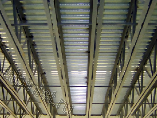 стальные стропильные фермы потолка помещения местами покрытые ржавчиной