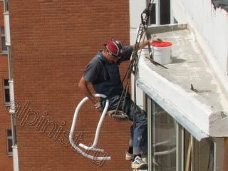 альпинист спустился для герметизации балкона