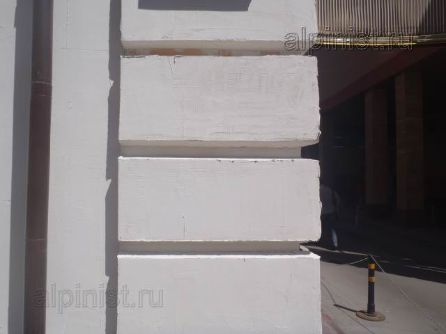 На этой фотографии показаны элементы фасада, которые специалисты компании «Альпинист.ру» зашпаклевали по стекловолокнистой сетке первым слоем, для чего использовали специальную фасадную сетку.