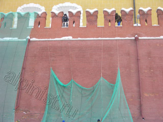 монтаж защитной фасадной сетки на кремлевские стены