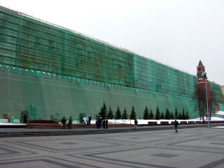 стены и фасады зданий кремля завешены фасадной сеткой