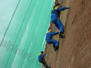 бригада альпинистов ремонтируют фасад кремлёвской стены