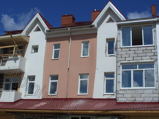 разрушенные откосы, переделанные балконы портят вид фасада