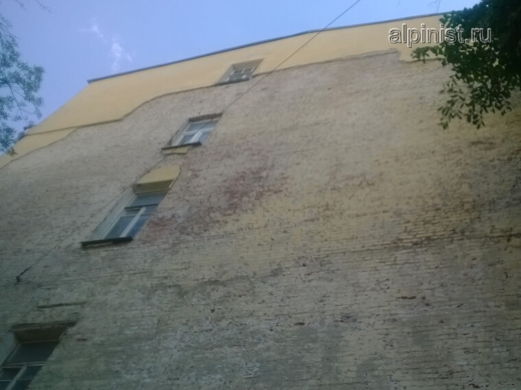 Альпинист.ру закончила удаление аварийной штукатурки с торца здания