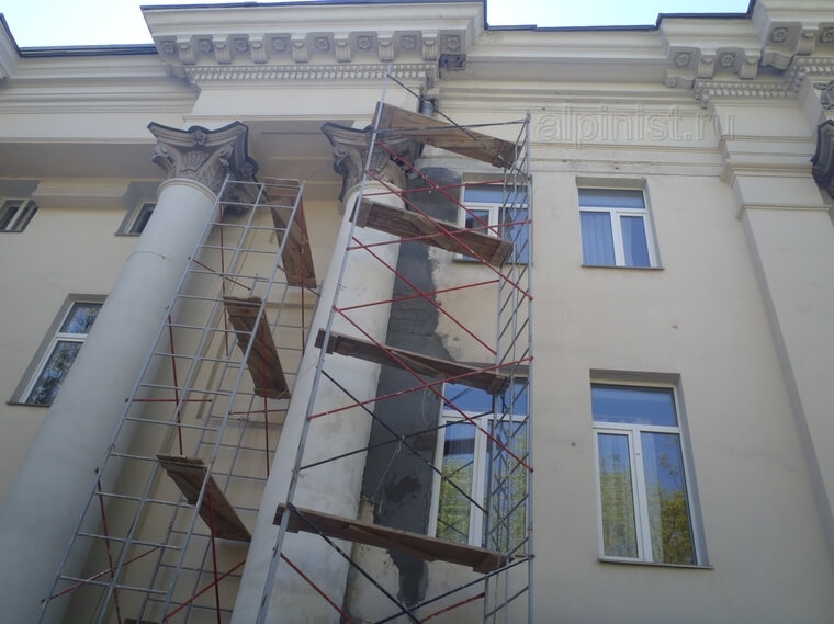 Специалисты Альпинист.ру восстановили штукатурку стены здания, и, что было особенно важно, воссоздали форму колонны в первоначальный вид