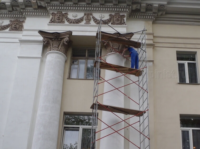 На этой колонне мастера Альпинист.ру заканчивают ремонт молдинга под капителью верхней части колонны фасада здания