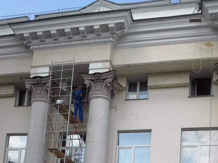 При ремонте сложных мест или декоративных элементов на фасаде организация “Альпинист.ру” монтировала сборную строительную туру. В особенности это относилось к местам в нишах фасада здания