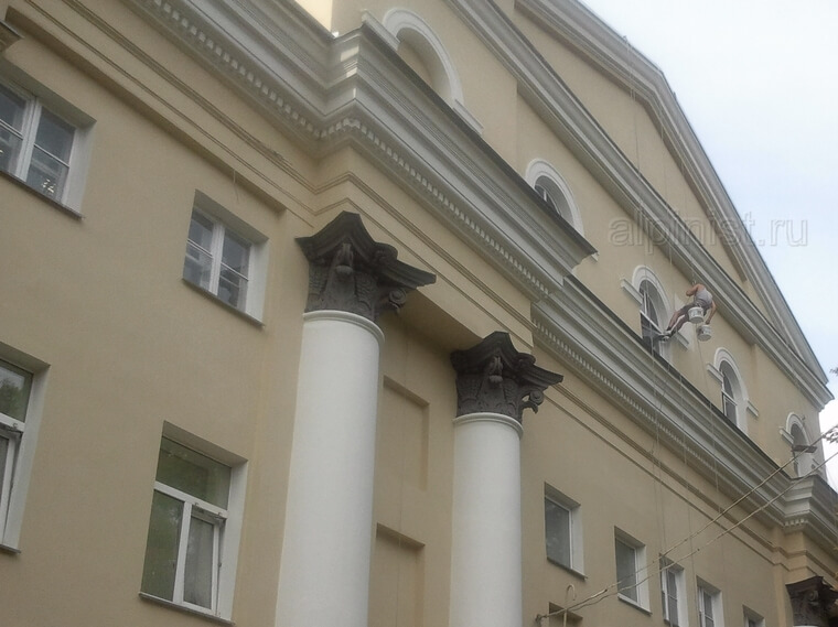 Промальпинист компании Альпинист.ру заканчивает покраску фасада тыльной стороны здания и теперь можно оценить качество всех произведенных фасадных работ
