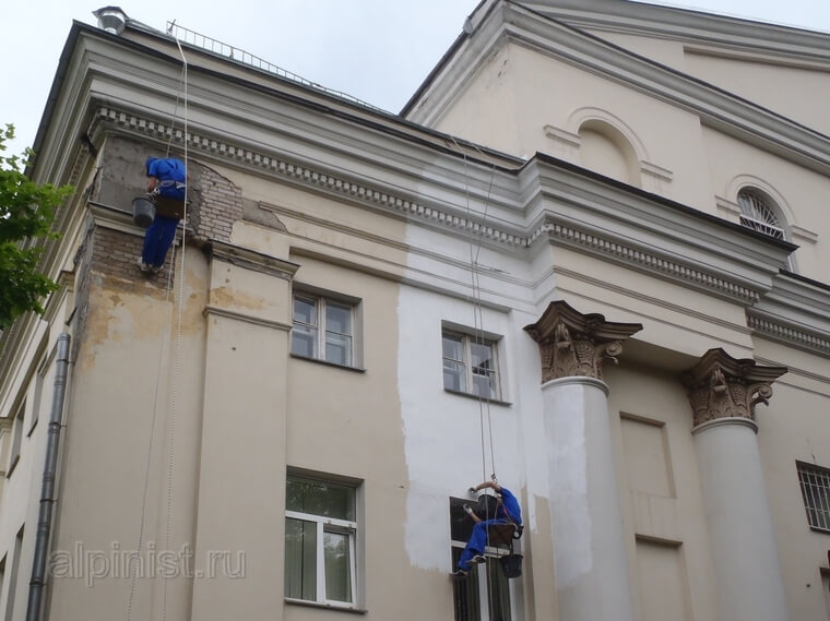 Промышленные альпинисты компании Альпинист.ру сначала восстанавливают штукатурку везде где это необходимо на фасаде и карнизах здания Дворца на Яузе