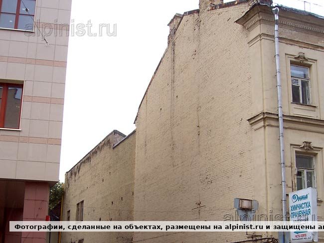 Торцевая стена на Леонтьевском переулке до маскировки баннером
