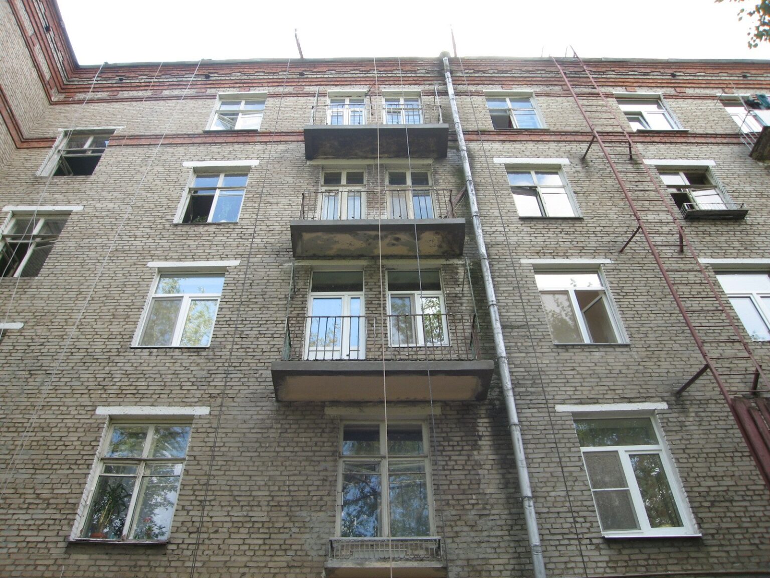 Состояние балконных плит и водостока на пятиэтажном доме в Банном переулке до ремонта