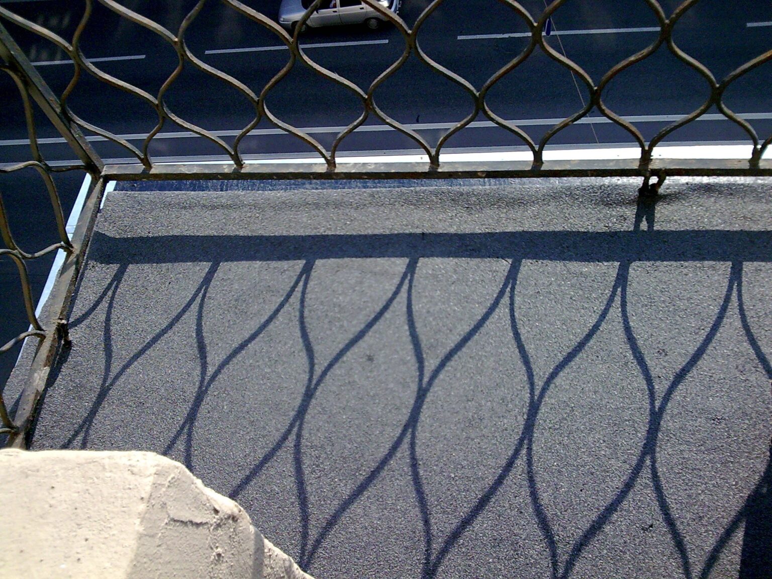 Финишный кровельный ковер на полу балкона