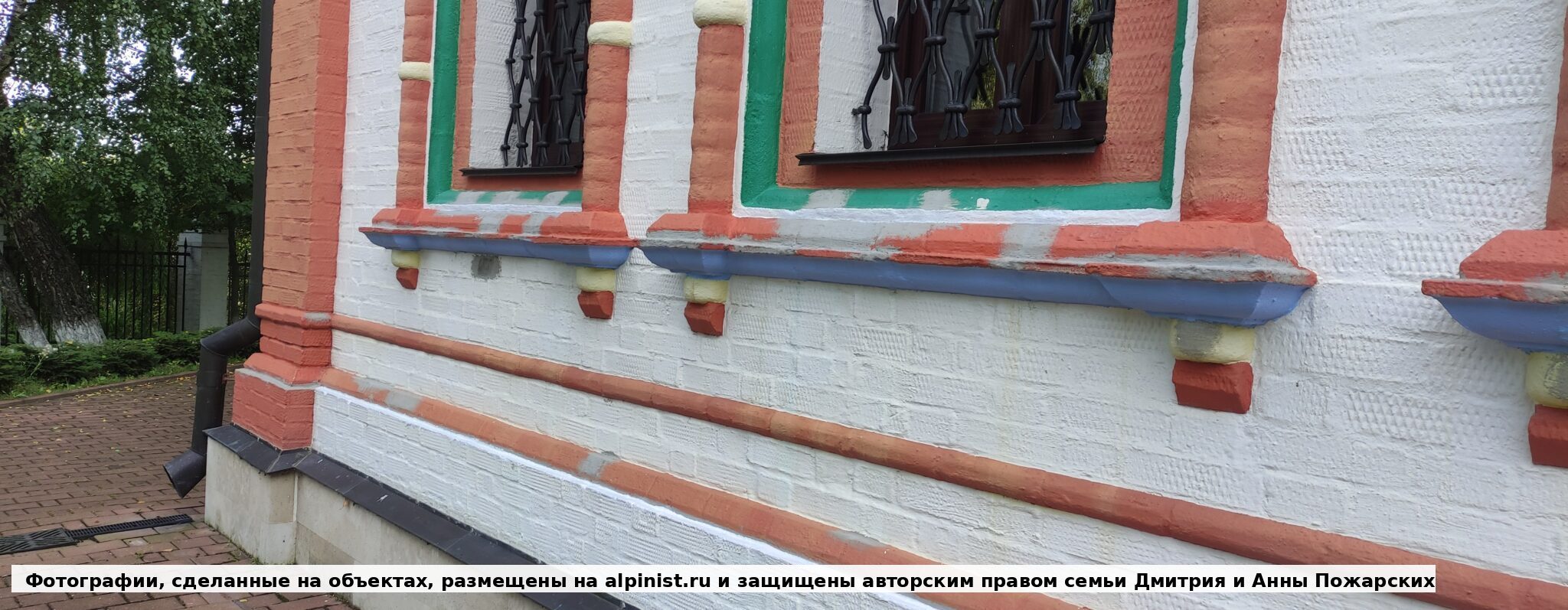 Подкрашенные участки четверика после первого сезона: выступающие детали закрыли от намокания и дальнейшего разрушения