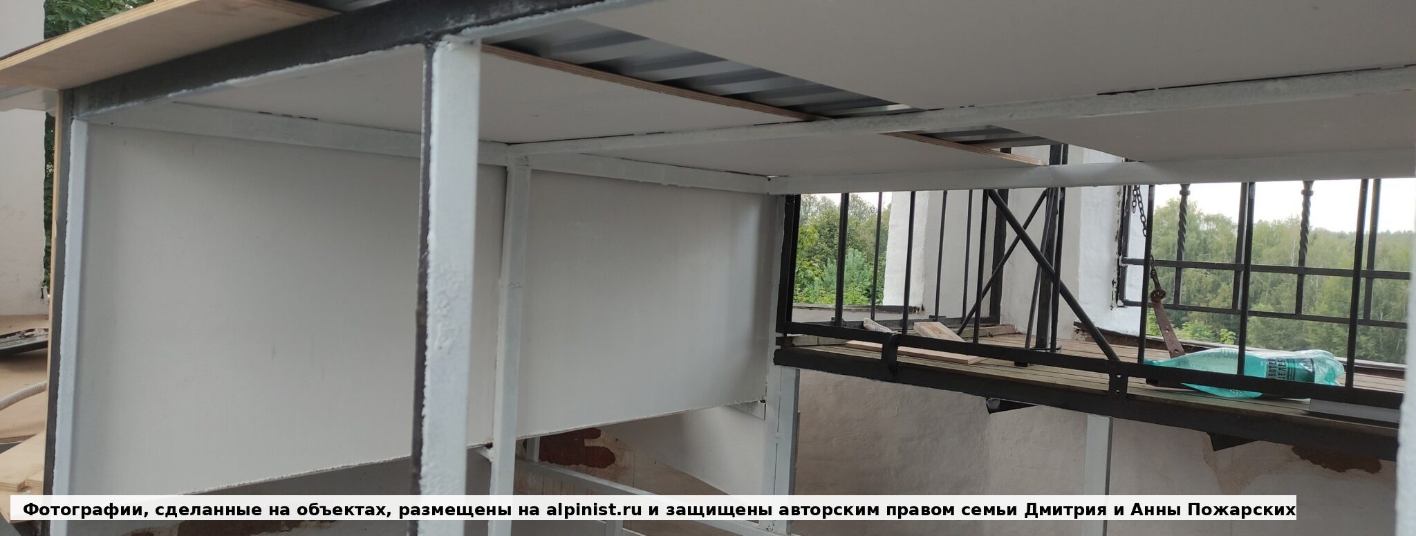 Готовая защита звонницы от осадков: стяжку сделали с семью уклонами, чтобы вода уходила к внутреннему водостоку