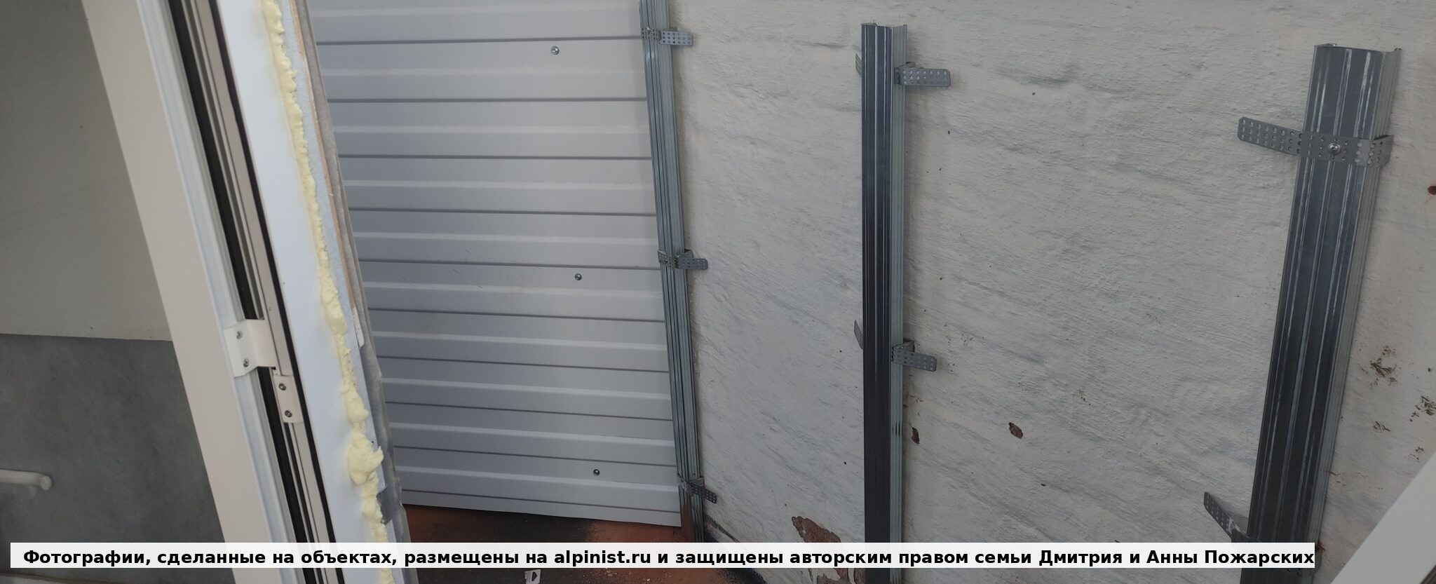 Вход в звонницу после защиты: внутри стало сухо, а лестница перестала превращаться в ледяной участок зимой