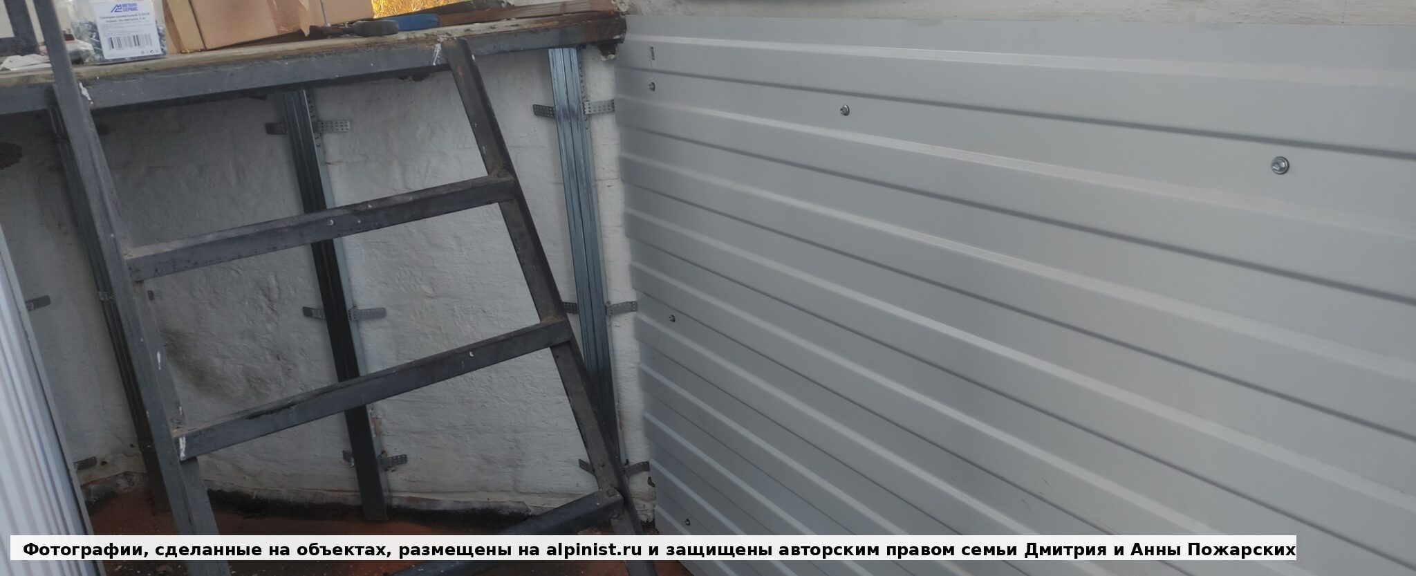 Защитная дверца на звоннице после монтажа: проход сохранили, но закрыли его от прямого попадания снега и дождя