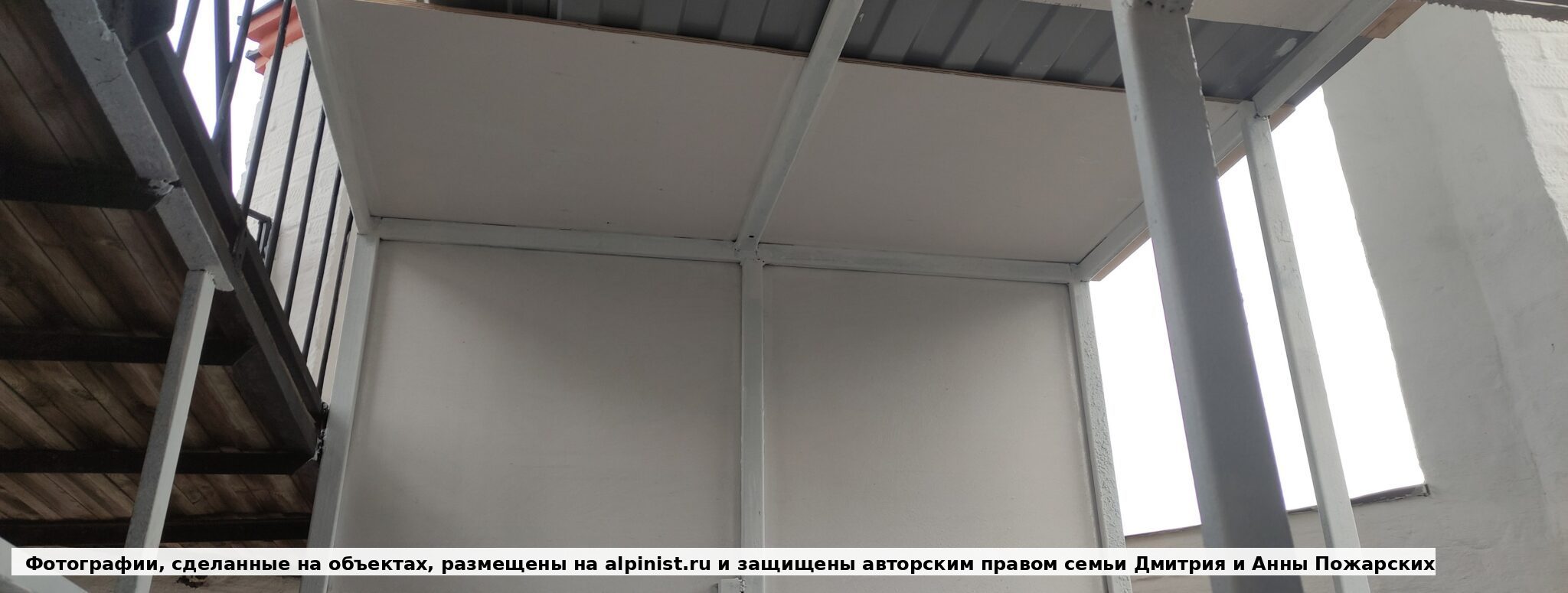 Защитная кровля и стенки внутри звонницы после сборки: перед укладкой двухслойной мягкой кровли основание вывели под водоотвод