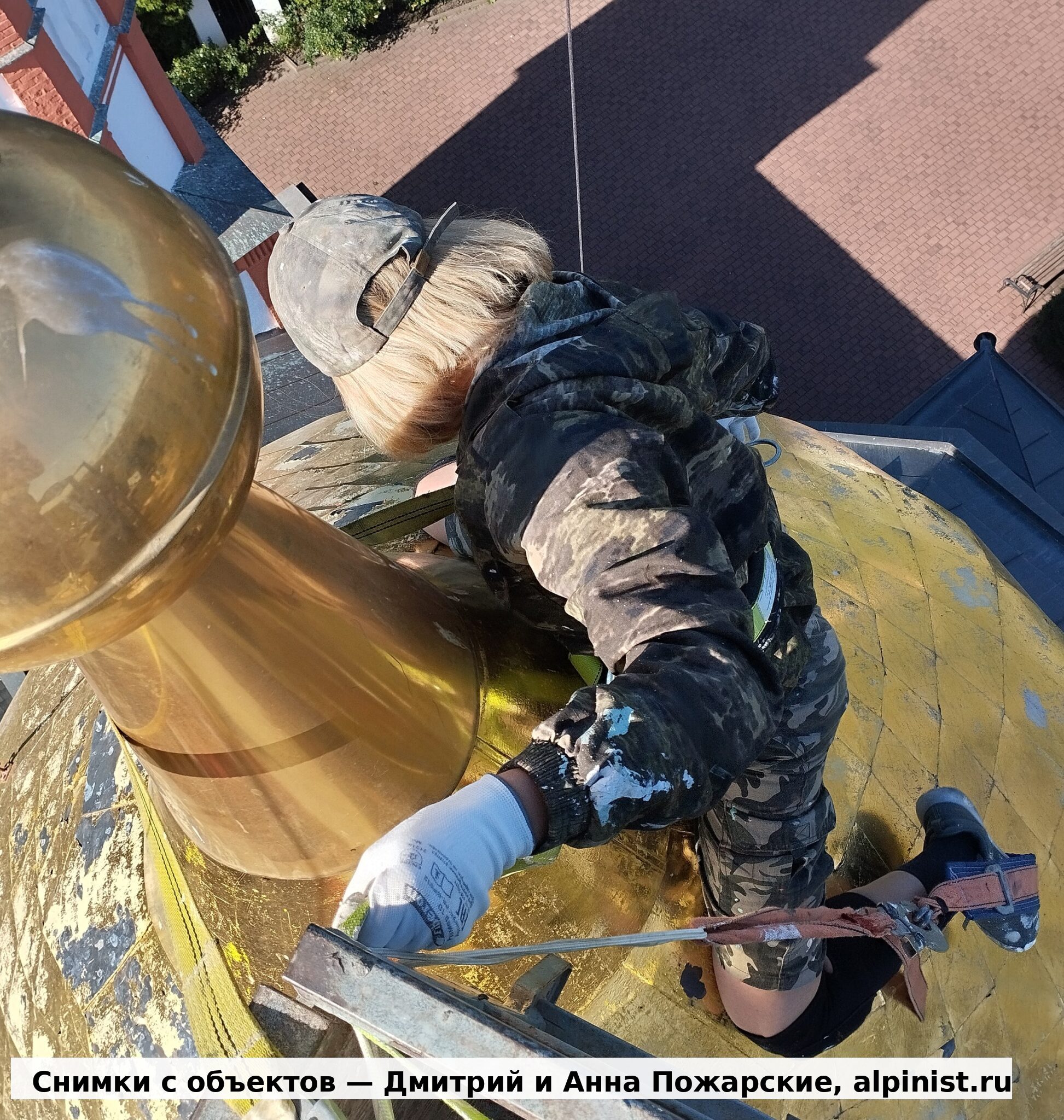 Альпинист на куполе во время укрепления креста: работа выполнялась в стесненной позиции, где ошибка в доступе сразу становится риском