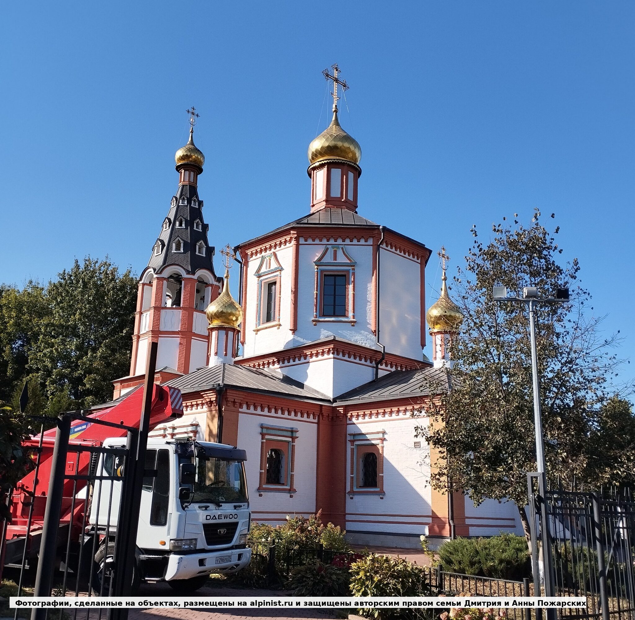 Автовышка для организации доступа к верхним ярусам: она помогла завести страховку и начать работы без лесов вокруг всего здания