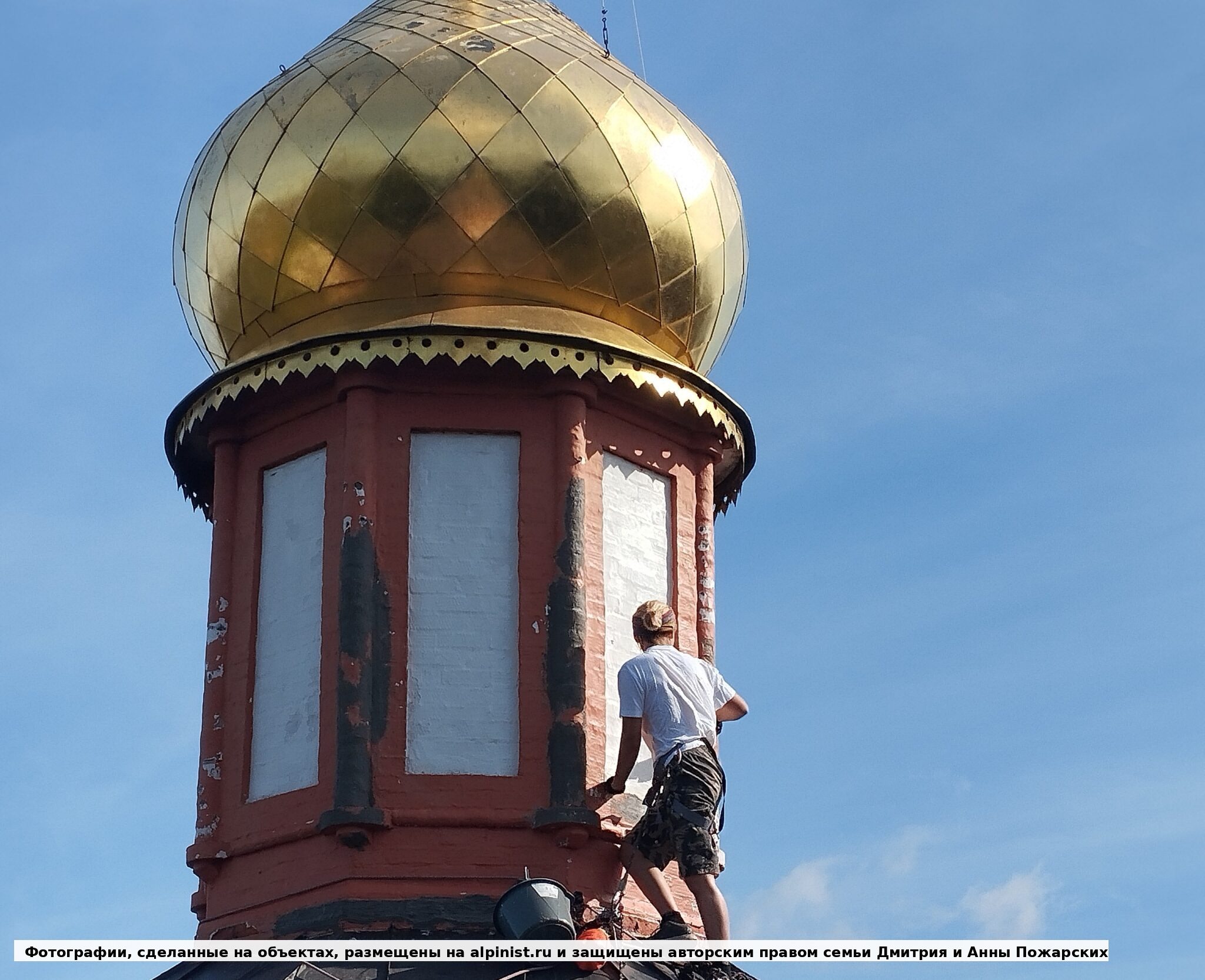 Работа на куполе без строительных лесов: доступ организовали так, чтобы храм продолжал работать и территория не была закрыта надолго