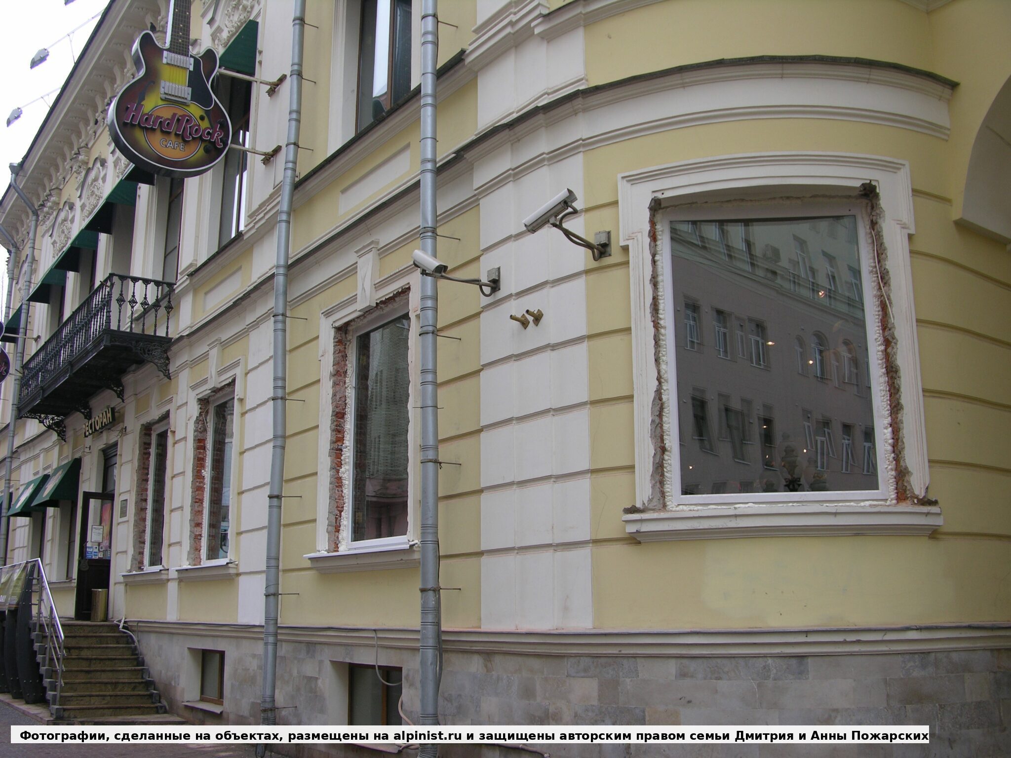 Откосы после монтажа окон со стороны фасада Hard Rock Cafe